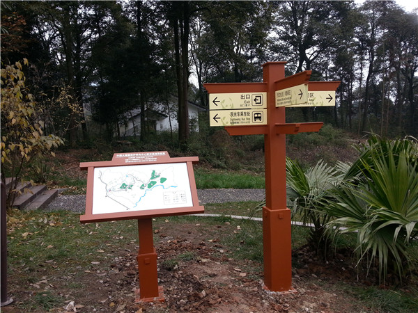 在現代大城市或一些鄉村道路上，合理的價格路標隨處可見。盡管人們在日常生活中并不太注意他們，但大多數時候他們會快速瀏覽一下，獲取他們需要的信息，然后離開。甚至一些未開化的人也樂于破壞這種公共物品。為了引起人們對導視牌的注意，我們來介紹一下導視牌的具體功能。  首先，導視牌最基本的功能是作為路標和導游卡，向來往的人們傳達各種信息，主要包括重要場所的內部結構、周圍道路和交通狀況的說明，以便人們能夠獨立、快速地找到正確的前進方向，這在高速公路或國道上是常見的。不僅如此，它還可以作為一些著名旅游景點附近建筑的文化背景介紹或名人身份介紹的載體，有利于豐富游客的文化背景知識，是一種優秀的文化宣傳手段。此外，標有“禁止”字樣的標識，如:禁止吸煙、禁止大聲喧嘩、禁止攝影等。有利于維護公共秩序，明確告知群眾哪些行為是不允許的，并對公眾產生約束作用。  其次，著名的導向標識也是美化和豐富空間環境的工具。它可以填補視覺空白，同時還可以調節和緩解公眾的視覺疲勞。一些路標將被設計得漂亮可愛，這實際上是對環境的一種點綴，使周圍的環境更加充滿活力和新鮮。眾所周知，如果你在高速公路上開很長時間，你會很累，因為周圍環境太單一。 然而，導向標識可以給司機提供一定的距離或各種各樣的當地信息，這可以使每個人的注意力暫時轉移，并很容易引起與車內乘客的話題?？偠灾?，導視牌在人們的日常生活中非常重要。沒有它，人們將很難找到前進的正確方向，空間環境將不會豐富和美麗。  因此，平時人們應該愛護公共場所的導向標識，不要讓它們成為自己享樂的代價，充分發揮它們的使用價值。